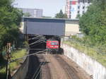 143 034 bei der Einfahrt in den Tunnelbahnhof Halle-Neustadt am 24.6.17