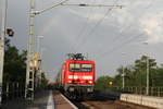 Mit einem kleinen Rest vom Regenbogen fhrt 143 919 als S9 mit ziel Halle/Saale Hbf in den Bahnhof Delitzsch ob Bf am 18.8.20 ein.