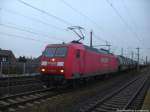 145 056-8 mit einem Kesselzug beim Vorbeifahren am S-Bahnhof Halle Messe am 13.12.14