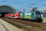 Werbe-TRAXX 146 010 verlsst Dresden Hbf am 9 April 2017.