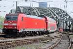 DB 146 268 treft -vom Hohenzollern-Brücke kommend-  in Köln Hbf ein am 27 April 2018.