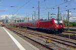 Am 31 Mai 2019 schiebt 147 010 ein RB aus Stuttgart Hbf aus.