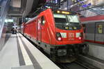 147 006 mit dem FEX im Bahnhof Berlin Hbf (Tief) am 5.8.21