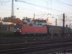 BR 185 mit einem Gterzug beim vorbei fahren am Bahnhof Halle (Saale) Hbf am 3.10.14