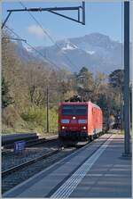 Die DB 185 ist mir dem  Novelis  Güterzug Sierre - Göttingen in Burier vor der Kulisse des Rochers de Naye unterwegs.