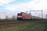 Am 25 März 2013 durchfahrt 189 051 mit Tunnelteilenzug 47525 das Niederländischen Ortschhaft Alverna.