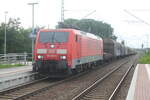 189 018 mit einem Gterzug bei der Durchfahrt im Bahnhof Delitzsch ob Bf am 6.10.21