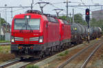 Doppelpack DB-Vectronen mit 193 306 an der Spitze schleppt ein Kesselwagenzug durch Tilburg am 14 Augustus 2019.