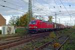 Schnell passiert DBC 193 350 mit ein Mischguterzug die in Emmerich wartender Fotograf am 8 November 2019.