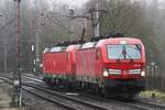 Lokzug mit 193 324 an der Spitze treft am 17.Dezember 2021 aus Deutschland kommend beim Bahnübergang von Venlo-Vierpaardjes in die Niederlände ein.