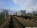 Containerzug abgestellt am Saalehafen in Halle (Saale) am 4.1.15