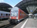 Mit Steuerwagen voraus steht 143 137 im Bahnhof Halle (Saale) Hbf am 14.5.15