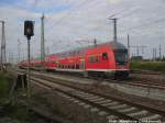 Mit Steuerwagen voraus kommt 143 XXX mit einer Regionalbahn aus Bitterfeld kommend in Halle (Saale) eingefahren am 10.6.15