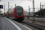 143 137 mit ihrer kurzen S7-Garnitur aus Richtung Halle-Nietleben kommend in den Endbahnhof Halle/Saale Hbf am 14.2.20