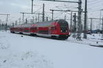 Mit Steuerwagen voraus kommt 146 027 von Magdeburg Hbf in den Endbahnhof Halle/Saale Hbf eingefahren m 10.2.21