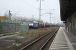 ER 20-015 von BEACON Rail mit einem Gterzug bei der Durchfahrt im Bahnhof Leipzig-Messe am 25.11.21