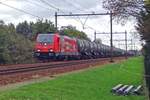 HSL 186 382 schleppt ein Kesselwagenzug am 4 November 2019 bei Alverna.