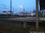 Eine HVLE Traxx Diesellok mit einem Gterzug beim vorbei fahren am Hallenser Hbf am 6.1.15