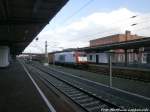 185 650 der ITL mit einem Gterzug beim Haltevorgang im Dessauer Hbf am 5.2.15