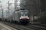 ES 64 U2-064 zog einen intermodal am 17.12.13 durch hh-harburg