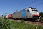 RailPool 186 107 schleppt ein KRE-Containerzug durch Oisterwijk am 28 Juni 2019.