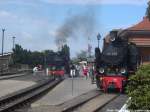 99 2322 und Museumslok der Mecklenburgischen Bderbahn  Molli  im Bahnhof Khlungsborn West am 13.7.14