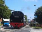 99 2324 der Mecklenburgischen Bderbahn  Molli  im Bahnhof Khlungsborn Mitte am 13.7.14