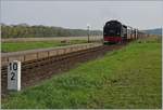 Bei Kilometer 10.2 der Mecklenburgischen Bderbahn befindet sich die Haltestelle  Steilkste , bei welcher gerade die 99 2321-0 mit ihrem Zug aus Bad Doberan eintrifft.