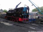 RBB 99 4802 mit dem Heizer bei der Arbeit / Hier beim Kohle Bunkern im Kleinbahn BW Putbus am 26.5.13