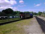 RBB 251 901 rangiert einen Personenwagen in Richtung Personenzug in Putbus am 17.6.13