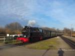 RüBB 99 4802 aus Ostseebad Göhren mit ziel Lauterbach Mole bei der Einfahrt in den bahnhof Putbus am 27.12.13