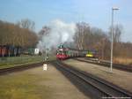 RüBB 99 4802 aus Ostseebad Göhren mit ziel Lauterbach Mole bei der Einfahrt in den bahnhof Putbus am 27.12.13