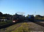 RBB 99 1781 beim einfahren in den Bahnhof Putbus whrend 251 901 den Zug passieren lsst am 23.8.14