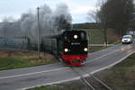 99 4011 der RBB aus Richtung Putbus kommend bei der durchfahrt am haltepunkt Serams am 28.12.19