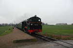 99 4632 mit ziel Ostseebad Ghren bei der Durchfahrt am Bedarfshaltepunkt Beuchow am 7.1.21