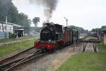 99 4802 und 251 901 verlassen Putbus in Richtung Lauterbach Mole am 26.7.21