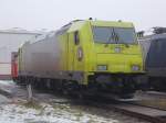Auch ohne das Bahngel�nde zubetreten,lie� sich die AlphaTrans 119 009,am 24.Januar 2016 im Bh Rostock Seehafen fotografieren.