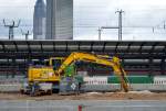 Blick auf einen Zweiwegebagger, der am Gleis 4/5 an einer Baustelle arbeitete.Aufgenommen am 26.04.2015