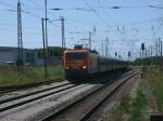 Der St�rtebekersonderzug aus Cottbus rauschte,am 06.Juli 2013,mit der EKO-Trans 143 001-6 durch Bergen/R�gen.