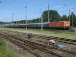 Der abgestellte St�rtebekersonderzug aus Cottbus mit der EKO-Trans 143 001-6,am 06.Juli 2013,in Bergen/R�gen.
