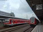 Rechts steht ein RE nach Bielefeld und links eine RB nach Hildesheim.