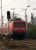 112 111 mit einem RE bei der Ausfahrt in Coswig, Richtung Dresden Hbf.