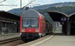 Eine DR-Doppelstockwagengarnitur steht an Gleis 4 in Saalfeld als RE nach Jena Saalbahnhof bereit.