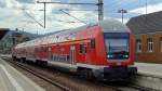 Eine Garnitur bestehend aus 3 DR-Doppelstockwagen und einer BR143 steht im Bahnhof von Saalfeld(Saale) zur Abfahrt nach Naumburg bereit.