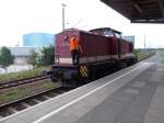 Ein guter Bekannter fuhr,am 10.August 2014,die MTEG 204 347 von Stralsund Nordhafen nach Putbus.Hier stand die Lok im Bahnhof Stralsund Rügendamm und mußte die Kreuzung mit einem RE