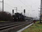 52 4867 der Historischen Eisenbahn Frankfurt bei der durchfahrt mit einem Sonderzug des Eisenbahnmuseum Darmstadt in Weiterstadt am 14.Dez.2013