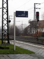 Der Wegweiser zum Bahnsteig 2 in Weiterstadt am 14.Dez.2013