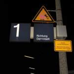 Vier Schilder mit vier Bedeutungen im Bahnhof Weiterstadt am 31.Dez.2013