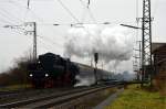 52 4867 der Historischen Eisenbahn Frankfurt durchf�hrt mit einem Sonderzug zum Weihnachtsmarkt nach R�desheim den Bahnhof Weiterstadt am 13.12.2014