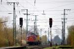 NOHAB MY 1155/227 010-6 mit einem Kran am Haken bei der Durchfahrt in Weiterstadt am 07.04.2015